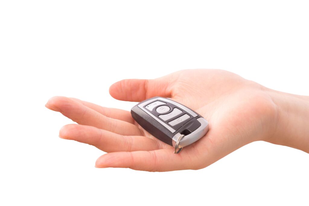 Mano sosteniendo una llave inteligente para el control de accesos en una comunidad de propietarios sujeta a la normativa de videovigilancia.