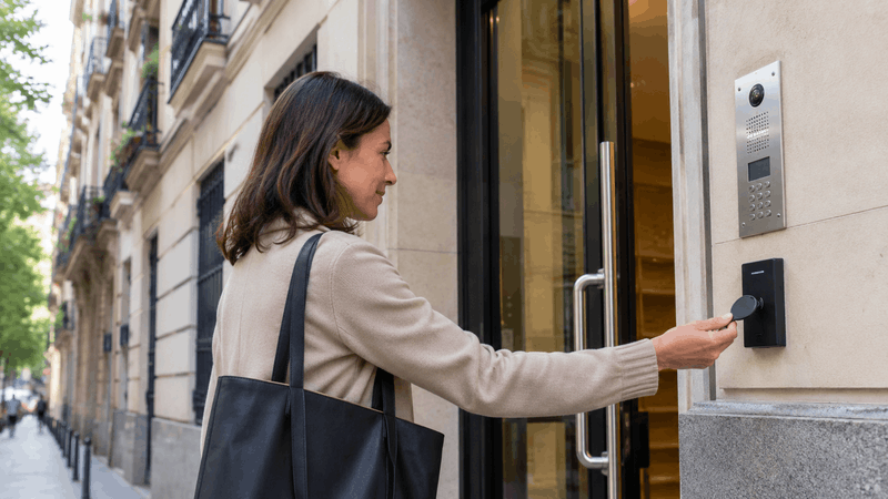Control de accesos para comunidades de vecinos en Madrid cuando las llaves ya no son suficientes
